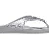 Crocs Kadee II Minimalistyczne, przytulne kapcie sportowe unisex, srebrne 207314-040