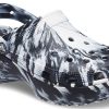 Crocs (WMNS) Klasyczne chodaki na platformie w kolorze marmurkowym „Czarno-biały” 207176-066