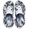 Crocs (WMNS) Klasyczne chodaki na platformie w kolorze marmurkowym „Czarno-biały” 207176-066