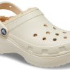 Crocs (WMNS) Klasyczne chodaki na platformie z podszewką „Bone” 207938-2Y2