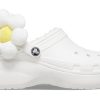 Crocs (WMNS) Klasyczne chodaki w kwiaty w kolorze białym 209236-90H