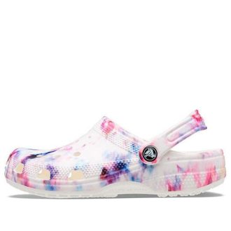 Crocs (WMNS) Klasyczne chodaki z grafiką tie-dye „Garnet & Multi” 205453-6TS