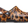 Crocs (WMNS) Klasyczne sandały na co dzień, z nadrukiem w panterkę, z chodakami i nadrukiem zwierzęcym 206676-90L
