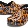 Crocs (WMNS) Klasyczne sandały na co dzień, z nadrukiem w panterkę, z chodakami i nadrukiem zwierzęcym 206676-90L