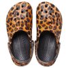 Crocs (WMNS) Klasyczne sandały na co dzień, z nadrukiem w panterkę, z chodakami i nadrukiem zwierzęcym 206676-90L