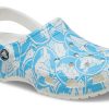 Klapki Crocs Classic Duke Print „Niebiesko-białe” 210003-4OX