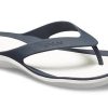 Klapki Crocs (WMNS) Casual Cozy w kolorze głębokiego błękitu 204974-462