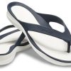 Klapki Crocs (WMNS) Casual Cozy w kolorze głębokiego błękitu 204974-462