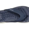 Klapki Crocs (WMNS) Reviva w kolorze głębokiego błękitu 205473-462