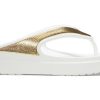 Klapki Crocs (WMNS) z grubą podeszwą w kolorze białego złota „Białe złoto” 206919-100