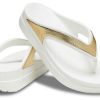 Klapki Crocs (WMNS) z grubą podeszwą w kolorze białego złota „Białe złoto” 206919-100