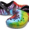 Klapki sportowe Crocs Classic Tie Dye Stay Warm Cozy Unisex Purple Red 206341-988 Klapki sportowe Crocs Classic Tie Dye Stay Warm Cozy Unisex Purple Red 206341-988