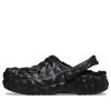 Klasyczne buty Crocs (WMNS) z geometrycznym wzorem i podszewką z chodaków w kolorze czarnym 210069-001