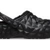 Klasyczne buty Crocs (WMNS) z geometrycznym wzorem i podszewką z chodaków w kolorze czarnym 210069-001