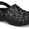 Klasyczne buty Crocs (WMNS) z geometrycznym wzorem i podszewką z chodaków w kolorze czarnym 210069-001