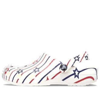Klasyczne chodaki Crocs Stars and Stripe „Biały Multi” 208877-94S Klasyczne chodaki Crocs Stars and Stripe „Biały Multi” 208877-94S