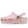 Klasyczne chodaki Crocs (WMNS) na platformie z nadrukiem węża w kolorze różowym 207328-2Y3