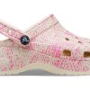 Klasyczne chodaki Crocs (WMNS) na platformie z nadrukiem węża w kolorze różowym 207328-2Y3