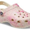 Klasyczne chodaki Crocs (WMNS) na platformie z nadrukiem węża w kolorze różowym 207328-2Y3