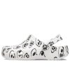 Klasyczne chodaki Crocs (WMNS) z nadrukiem czaszki w kolorze biało-czarnym 208993-103