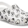 Klasyczne chodaki Crocs (WMNS) z nadrukiem czaszki w kolorze biało-czarnym 208993-103