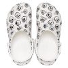 Klasyczne chodaki Crocs (WMNS) z nadrukiem czaszki w kolorze biało-czarnym 208993-103