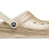 Klasyczne chodaki Crocs z brokatową podszewką w kolorze złotym 504271