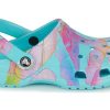 Klasyczne chodaki Crocs z nadrukiem palmy „Neptune Multi” 208587-4NQ