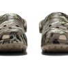 Klasyczne chodaki Crocs z nadrukiem w kamuflażu „Brązowe” 894825