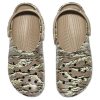 Klasyczne chodaki Crocs z nadrukiem w kamuflażu „Brązowe” 894825