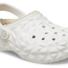 Klasyczne, geometryczne chodaki Crocs z podszewką w kolorze białym 210069-100