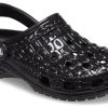 Klasyczne, metaliczne chodaki Crocskin w kolorze czarnym 209093-040