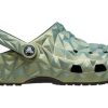 Klasyczne, opalizujące, geometryczne chodaki Crocs w kolorze zielonym 209841-001