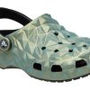 Klasyczne, opalizujące, geometryczne chodaki Crocs w kolorze zielonym 209841-001