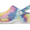 Klasyczne sandały sportowe Crocs (WMNS) z nadrukiem tie-dye, lekkie i wygodne, w kolorze różowo-niebieskim 207151-94S