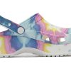 Klasyczne sandały sportowe Crocs (WMNS) z nadrukiem tie-dye, lekkie i wygodne, w kolorze różowo-niebieskim 207151-94S