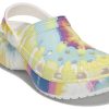 Klasyczne sandały sportowe Crocs (WMNS) z nadrukiem tie-dye, lekkie i wygodne, w kolorze różowo-niebieskim 207151-94S