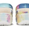 Klasyczne sandały sportowe Crocs (WMNS) z nadrukiem tie-dye, lekkie i wygodne, w kolorze różowo-niebieskim 207151-94S