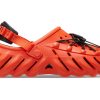 Odblaskowe chodaki Crocs Echo „Pomarańczowo-czarne” 210004-84J