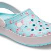 Sandały Crocs Classic Clog Pattern Crocs Beach w kolorze lodowego błękitu 205579-4IU Sandały Crocs Classic Clog Pattern Crocs Beach w kolorze lodowego błękitu 205579-4IU