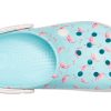 Sandały Crocs Classic Clog Pattern Crocs Beach w kolorze lodowego błękitu 205579-4IU Sandały Crocs Classic Clog Pattern Crocs Beach w kolorze lodowego błękitu 205579-4IU