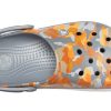 Sandały Crocs Crocband Printed w kolorze czarno-pomarańczowym, kamuflażowym „Black Orange” 205834-02Q