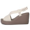 Sandały Crocs (WMNS) Brooklyn Lightweight Cement Gray w kolorze szarym (206222-16T)