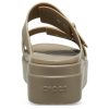 Sandały Crocs (WMNS) Brooklyn Low Wedge w kolorze beżowym 207431-260