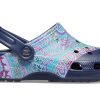 Sandały Crocs (WMNS) Classic Clog Liberty London Beach w kolorze głębokiego błękitu 206447-410