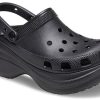 Sandały Crocs (WMNS) Small Whale Retro Crocs z grubą podeszwą w kolorze czarnym 206302-001