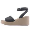 Sandały na koturnie Crocs (WMNS) Brooklyn Ankle Strap w kolorze czarno-beżowym 209406-07H