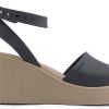 Sandały na koturnie Crocs (WMNS) Brooklyn Ankle Strap w kolorze czarno-beżowym 209406-07H