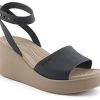 Sandały na koturnie Crocs (WMNS) Brooklyn Ankle Strap w kolorze czarno-beżowym 209406-07H