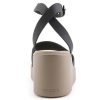 Sandały na koturnie Crocs (WMNS) Brooklyn Ankle Strap w kolorze czarno-beżowym 209406-07H